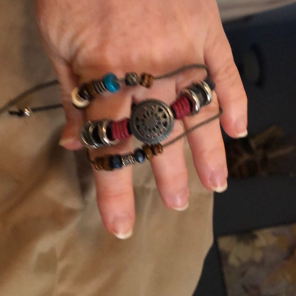 Beautiful beaded pull adjustable bracelet - Picture 3 of 4